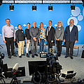 Zu sehen ist das Team der BGN-Arbeitsschutztagung 2024, die in einer Reihe nebeneinander in einem Filmstudio stehen.