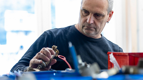 Frank Hockenberger in der Werkstatt der Versuchsanlage Kappelrodeck