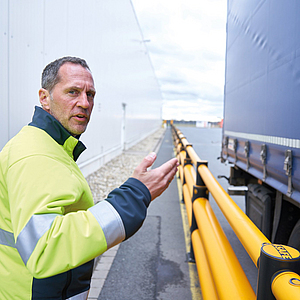 Mann_im_Betrieb_auf_Fußgängerweg | © Oliver Rüther/BGN Mann_im_Betrieb_auf_Fußgängerweg