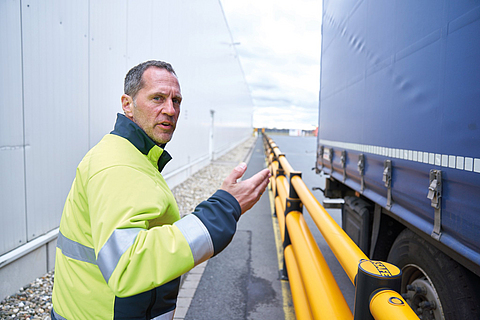 Mann_im_Betrieb_auf_Fußgängerweg | © Oliver Rüther/BGN Mann_im_Betrieb_auf_Fußgängerweg