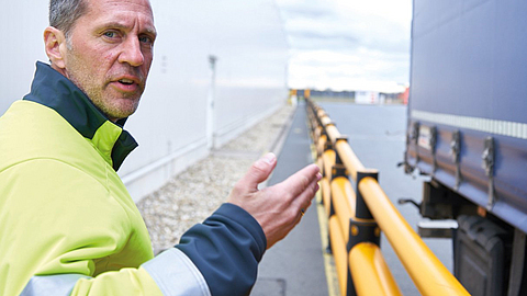 Mann_im_Betrieb_auf_Fußgängerweg | © Oliver Rüther/BGN Mann_im_Betrieb_auf_Fußgängerweg