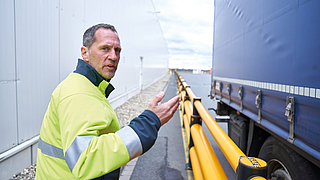 Mann_im_Betrieb_auf_Fußgängerweg | © Oliver Rüther/BGN Mann_im_Betrieb_auf_Fußgängerweg