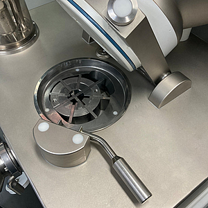 Rotor im Trichtergrund einer Vakuumwurstfüllmaschine