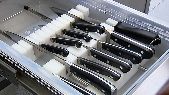 In einer Messerschublade sind verschiedene Messer aufbewahrt.