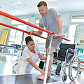 Therapeutin hilft Patienten beim Gehen