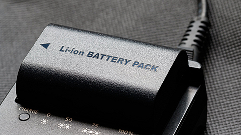 Wiederaufladbarer Lithium-Ionen-Akku mit Ladegerät