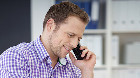 Freundlicher Berater gibt Auskunft am Telefon