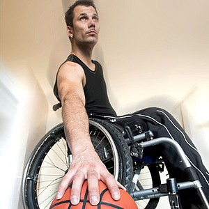 Rollstuhlfahrer spielt Basketball