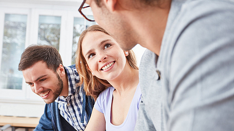 Junge Frau als Trainee in der Ausbildung