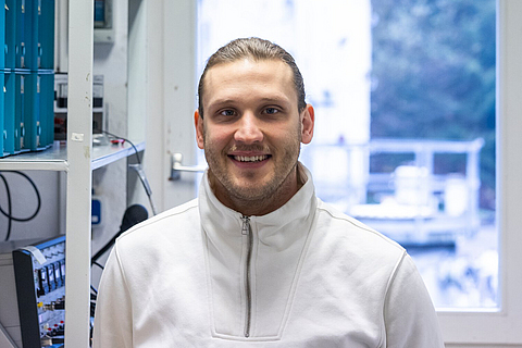 Der wissenschafliche Mitarbeiter Felix Deibel überwacht einen Explosionsversuch in der Versuchsanlage Kappelrodeck.