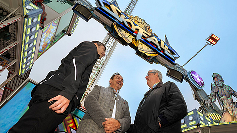 ,Skyfall‘-Betreiber Michael Goetzke lobt die Zusammenarbeit mit der BGN: „Mit den beiden hier funktioniert das super.“ | © Martin Hangen München Oktoberfest 2025