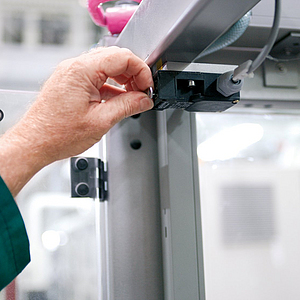 Das Einrichten, die Störungsbeseitigung und Reinigung einer Maschine müssen durchführbar sein ohne Schutzeinrichtungen zu manipulieren. | © Oliver Rüther / BGN Manipulation an Schutzeinrichtungen