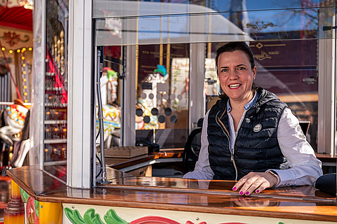 Anna Langenberg-Bienert im Kassenhäuschen des Venetian Carousel