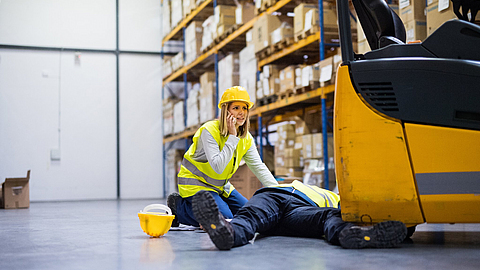 Lagerarbeiter nach einem Unfall in einer Lagerhalle.