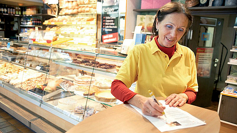 Unternehmerin führt Gefährdungsbeurteilung im Bäckereiverkauf durch