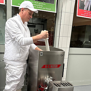 Arbeit an einem Fleischwolf