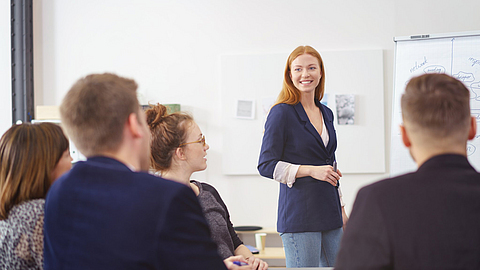Junges Team entwickelt Ideen am Whiteboard