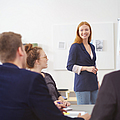 Junges Team entwickelt Ideen am Whiteboard