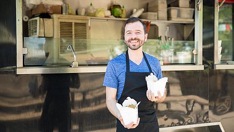 Foodtruck-Besitzer mit Essen