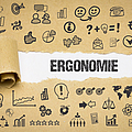 Kraftpapier mit Symbolen rund um den Begriff Ergonomie in der Mitte