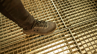 Einer der Gitterroste schließt nicht hundertprozentig eben ab. Das muss behoben werden, sonst drohen folgenschwere Sturzunfälle der Bedienungen. | © Martin Hangen München Die BGN auf dem Oktoberfest 2025, Kontrolle Verkehrswege