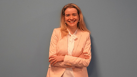 Iris Bauer vor einer Wand