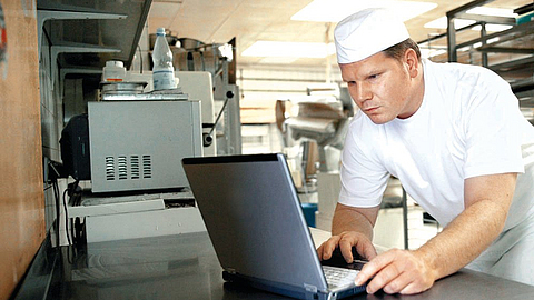 Bäcker nimmt an Online-Seminar teil