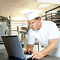 Bäcker nimmt an Online-Seminar teil