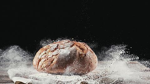 Frisches Brot auf dem Tisch, Nahaufnahme