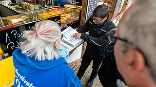 Stolz präsentieren Chefin Pölzl-Rosenhammer und Jessica Stadler den den prall gefüllten BGN-Arbeitschutzordner. | © Martin Hangen München Die BGN auf dem Oktoberfest 2025, Wurstbraterei Besichtigung