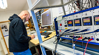 Andreas Schilling, einer von vier wissenschaftlichen Mitarbeitenden, überwacht den Verlauf der Explosion an den Steuergeräten. | © Hubert Braxmaier Andreas Schilling im Messraum auf der Versuchsanlage Kappelrodeck