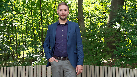Stefan Oppitz schaut lächelnd in die Kamera | © BGN | Ellen Weidenfeld Stefan Oppitz schaut lächelnd in die Kamera