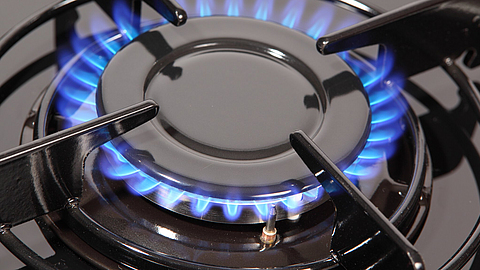 Eine Flamme auf dem Gasbrenner