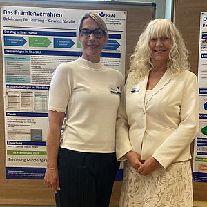 Frau Rost und Frau Weide stellen das Prämienverfahren vor