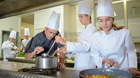Auszubildende Köche mit Ausbilder