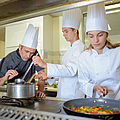 Auszubildende Köche mit Ausbilder | © auremar - stock.adobe.com Auszubildende Köche mit Ausbilder