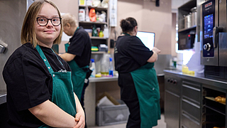 Praktikantin Marleen Bailer hilft heute in der Küche mit. Hier wird immer mindestens zu zweit gearbeitet. | © Dominik Buschardt Praktikantin Marleen Bailer im Inklusionscafé Coffee, Brownies and Downies