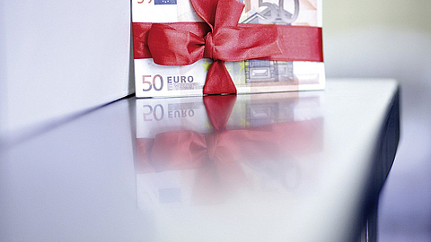 Geldscheine mit Schleife eingepackt