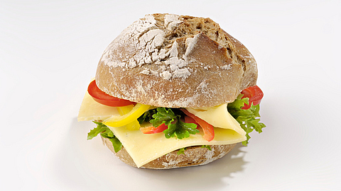 Belegtes dunkles Käsebrötchen | © hikari - stock.adobe.com Belegtes dunkles Käsebrötchen