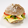 Belegtes dunkles Käsebrötchen | © hikari - stock.adobe.com Belegtes dunkles Käsebrötchen