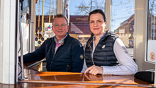 Anna Langenberg-Bienert und Toni Bienert im Kassenhäuschen des Venetian Carousel