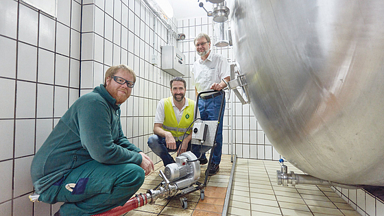 Der Heinzelmann ein Industriesauger, der CO2 aus den liegenden Lagertanks ausbläst
