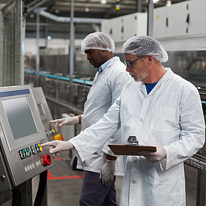 Bei der Gefährdungsbeurteilung für Bestandsmaschinen stehen auch mögliche Anreize zur Manipulation der Schutzeinrichtungen im Fokus. | © WavebreakMediaMicro - stock.adobe.com Zwei Mitarbeiter betreiben eine Maschine