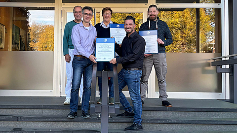 Übergane der Urkunde für das bestandene AMS-Audit Begutachtung