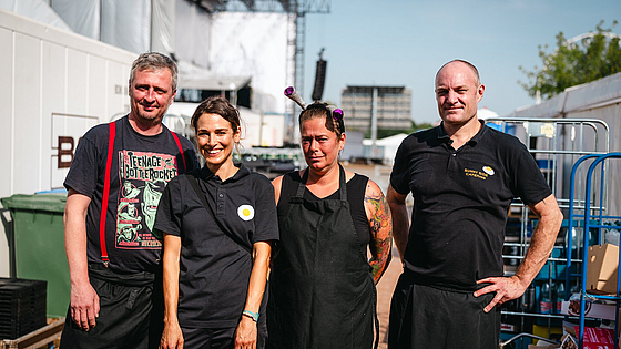 Tobias Viebig, Clara Seipp, Kristina Block, John Cusack (v. l. n. r.) von Sunny Side Catering beim Highfield-Festival.