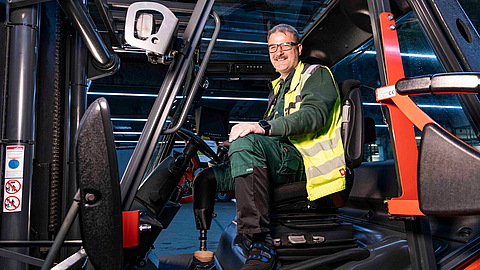 Dirk Appel verletzte sich bei einem Arbeitsunfall so schwer, dass er erst nach eineinhalb Jahren wieder an seinen Arbeitsplatz als Gabelstaplerfahrer bei der Brauerei Veltins zurückkehren konnte. | © Boris Golz Brauerei C. & A. Veltins GmbH & Co. KG Akzente Gabelstapler Reha