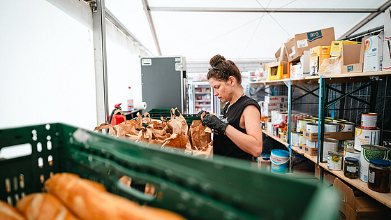 Annika Böttcher von Sunny Side Catering packt Lunchtüten für die Künstler beim Highfield Festival.