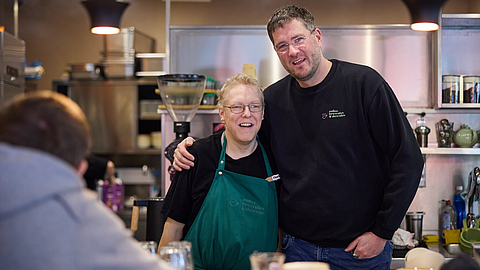 Florian Russ (links) und Caféinhaber Max C. Luscher (rechts) bei Coffee, Brownies and Downies | © Dominik Buschardt Florian Russ (links) und Caféinhaber Max C. Luscher (rechts) bei Coffee, Brownies and Downies