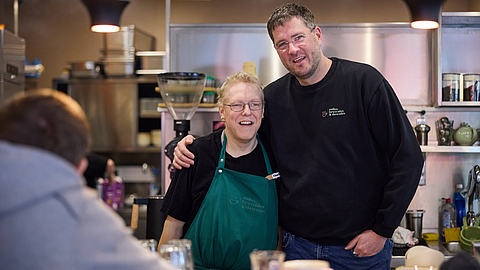Florian Russ (links) und Caféinhaber Max C. Luscher (rechts)  bei Coffee, Brownies and Downies