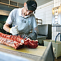 Fleischer bei Zerlegearbeiten mit Stechschutz und Schnittschutzhandschuh an Messer führender Hand | © Oliver Rüther/BGN Fleischer bei Zerlegearbeiten mit Stechschutz und Schnittschutzhandschuh an Messer führender Hand